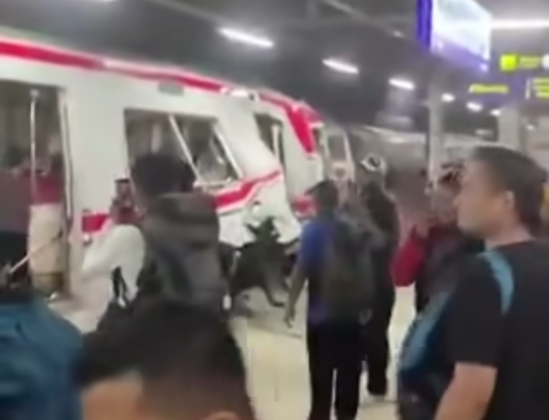 Kereta Jarak Jauh Tabrakan dengan KRL di Bekasi Timur, Evakuasi Masih Berlangsung